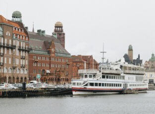 kanal-der-alten-stadt-mit-schiffssegeln