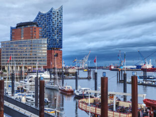 schones-bild-eines-hafens-hamburg-mit-der-elbphilharmonie-im-hintergrund